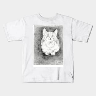 Hypo realistic crouching cat Kids T-Shirt